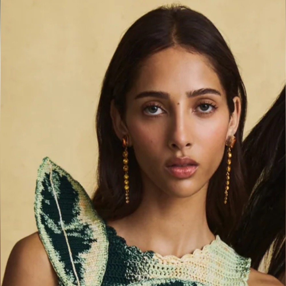Oscar de la Renta • Tapered Green Crystals CZ Drop Clip on Earrings. - Picture 6 of 16
